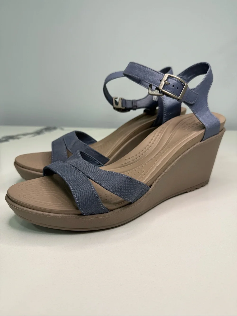 Crocs Leigh II Sandals Women's Sz 11 Blue Tan Comfort Ankle Strap Wedge Strappy
